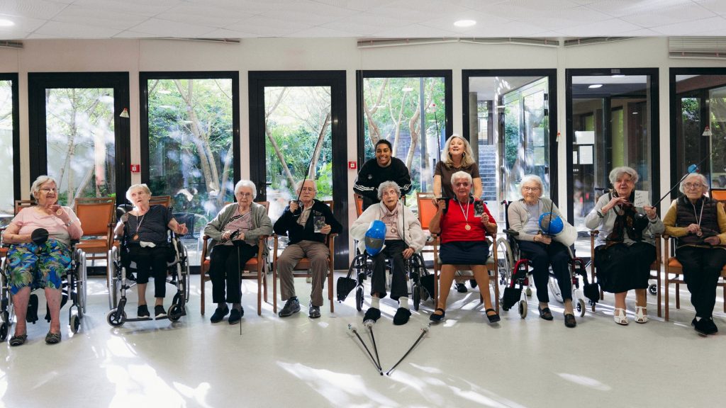 notre équipe de vainqueurs en escrime à l'ehpad LA MAISON DES VERGERS, ils ont entre 85 et 102 ans. Margaux Rifkiss leur entraineur et Laurence Chateauroux la coordinatrice de la vie sociale.